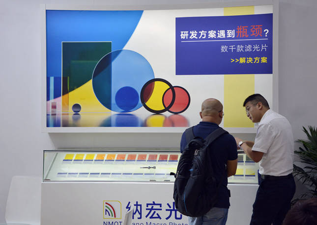 客戶觀看濾光片產品演示 客戶觀看濾光片產品演示