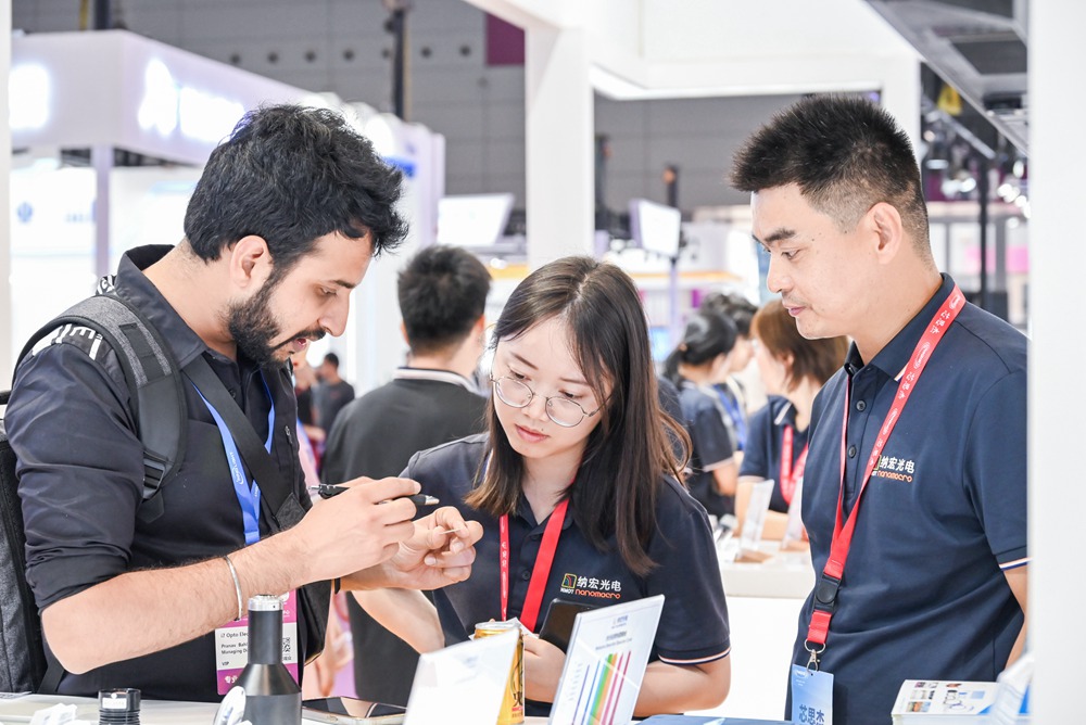 給國(guó)外客戶講解濾光片產(chǎn)品